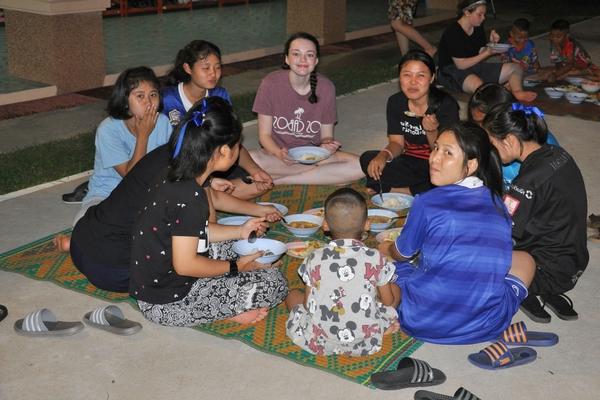 WCHS学生在泰国一起吃饭